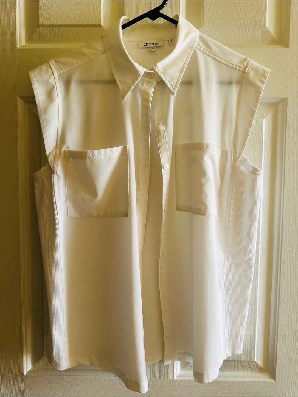 Chico's White Sleeveless Button-Down Shirt size 2 (equivalent to large)
